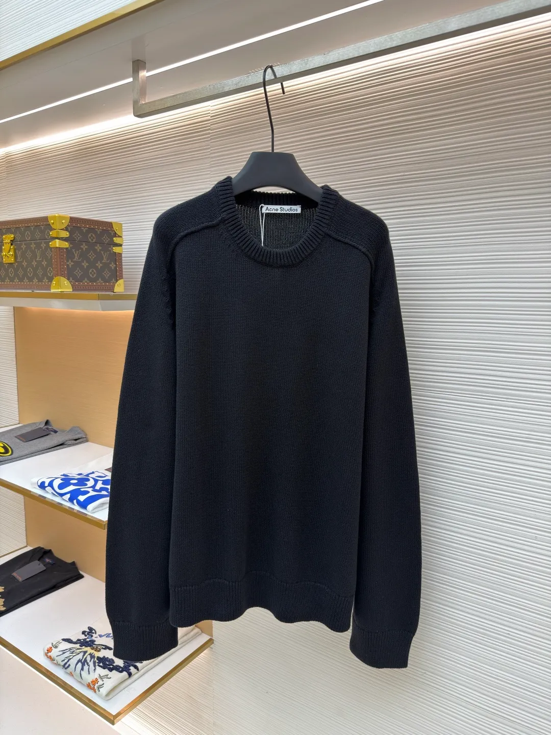 Acne Studios printed logo sweater ●Original version: Purchased and developed for 6500 ●Item number: 1682092-A85 ●Fabric: wool blended fabric ●Technology: Glue printing ●Color: black ●Version: Fitted version ●Weight: about 905 grams ●Size: XS-S-M-L ●Description: Custom-woven plateau yak gold wool, soft and delicate, comfortable and close to the skin, classic black tones exude an innate sense of luxury, swallowed by warmth The front panel is a high-end minimalist blank design, and the back panel is printed with the Acne Studios 1996 logo pattern as an embellishment. Sweeping the starting point of fashion. Deep black and carbon black fibers are interlaced to make simplicity more versatile. Comes with advanced filters. It shows a unique fashion attitude in minimalism and uses glue printing. The printing has been modified three times with the film screen. Use glue liquid paint to print the pattern on the fabric. Bake the fabric to fix the printing pattern. Garment washing water softening and deodorizing process uses professional washing equipment and specific detergents to deeply clean and deodorize clothes to improve the feel and appearance of clothes. The overall wiring is straight and delicate, the fabric is comfortable and soft, and the color is consistent without color difference. It can be matched with the same style to create a fashionable look and control various occasions. Customized accessories, complete with three standards, same style for men and women!